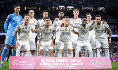 Kylian Mbappé reçoit le prix du joueur du mois de septembre en Liga lors de la victoire du Real Madrid face à Villarreal (3-1) à Madrid