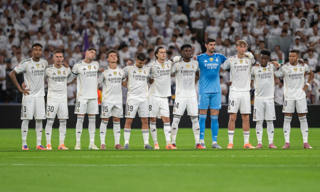 Kylian Mbappé reçoit le prix du joueur du mois de septembre en Liga lors de la victoire du Real Madrid face à Villarreal (3-1) à Madrid