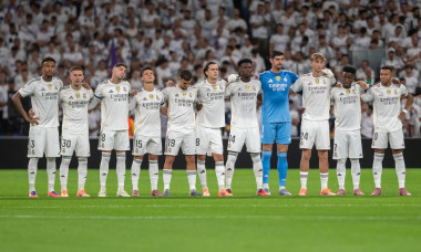 Kylian Mbappé reçoit le prix du joueur du mois de septembre en Liga lors de la victoire du Real Madrid face à Villarreal (3-1) à Madrid