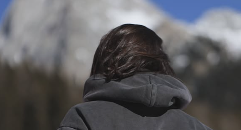 Condamnată și amendată cu 20.000 €, după ce a recunoscut că i-a furat cardurile unei colege! Riscă încă o pedeapsă URIAȘĂ