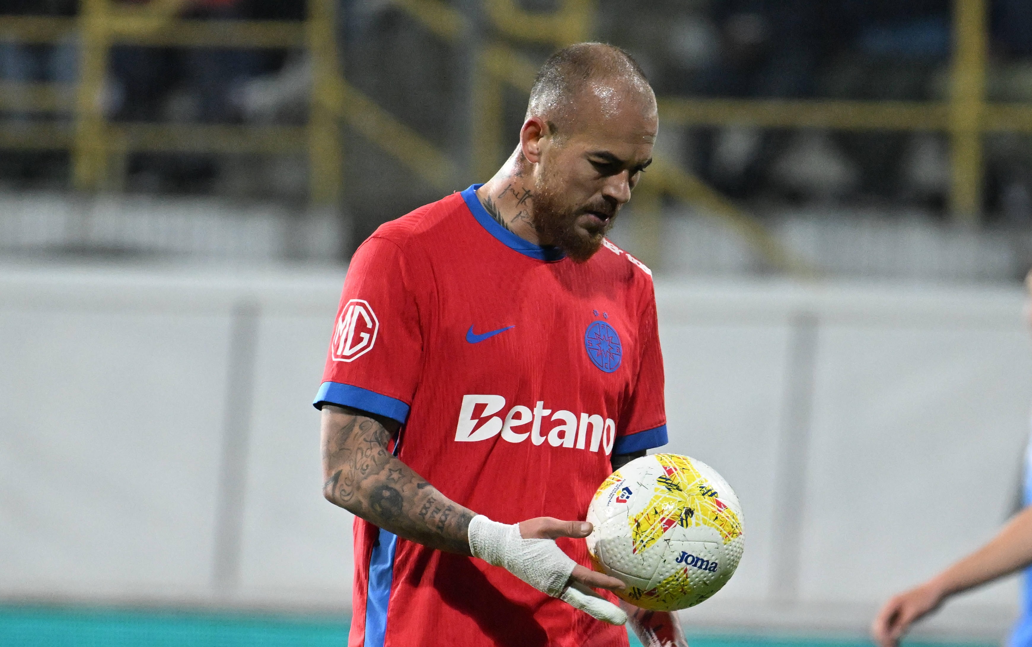 “Să intre în teren și să strângă din dinți”. Mesaj direct din partea lui Victor Pițurcă pentru Denis Alibec