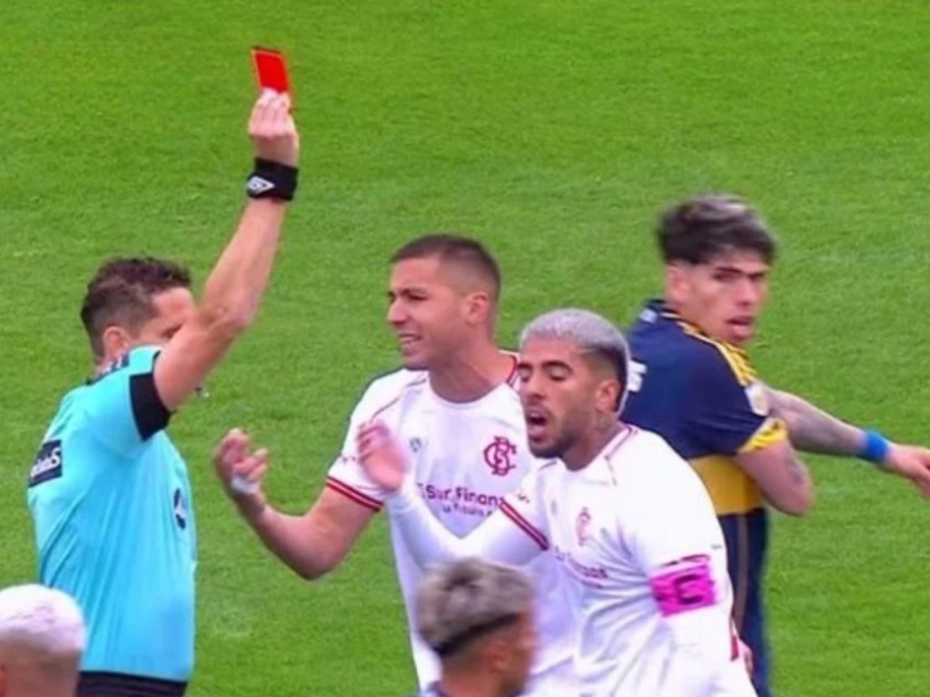 Un arbitru din Argentina a fost suspendat, după ce l-a eliminat pe fiul președintelul federației