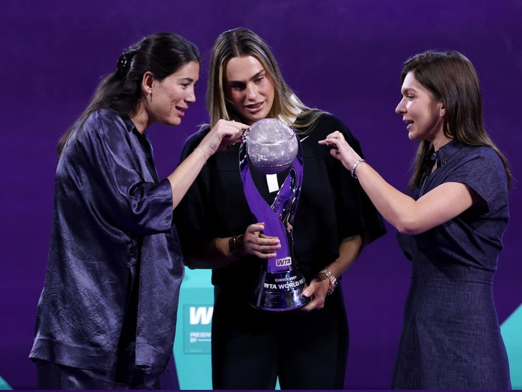 ”Onorată”. Mesajul Simonei Halep, după ce a pozat cu Sabalenka și Muguruza la Turneul Campioanelor