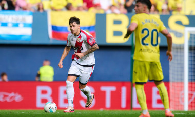 VILLARREAL, SPAIN - NOVEMBER 1: Andrei Ratiu of Rayo Vallecano runs with the ball during the LaLiga EA Sports match between Villarreal CF and Rayo Vallecano at Estadio de la Ceramica on November 1, 2025 in Villarreal, Spain. (Photo by Francisco Macia/Phot