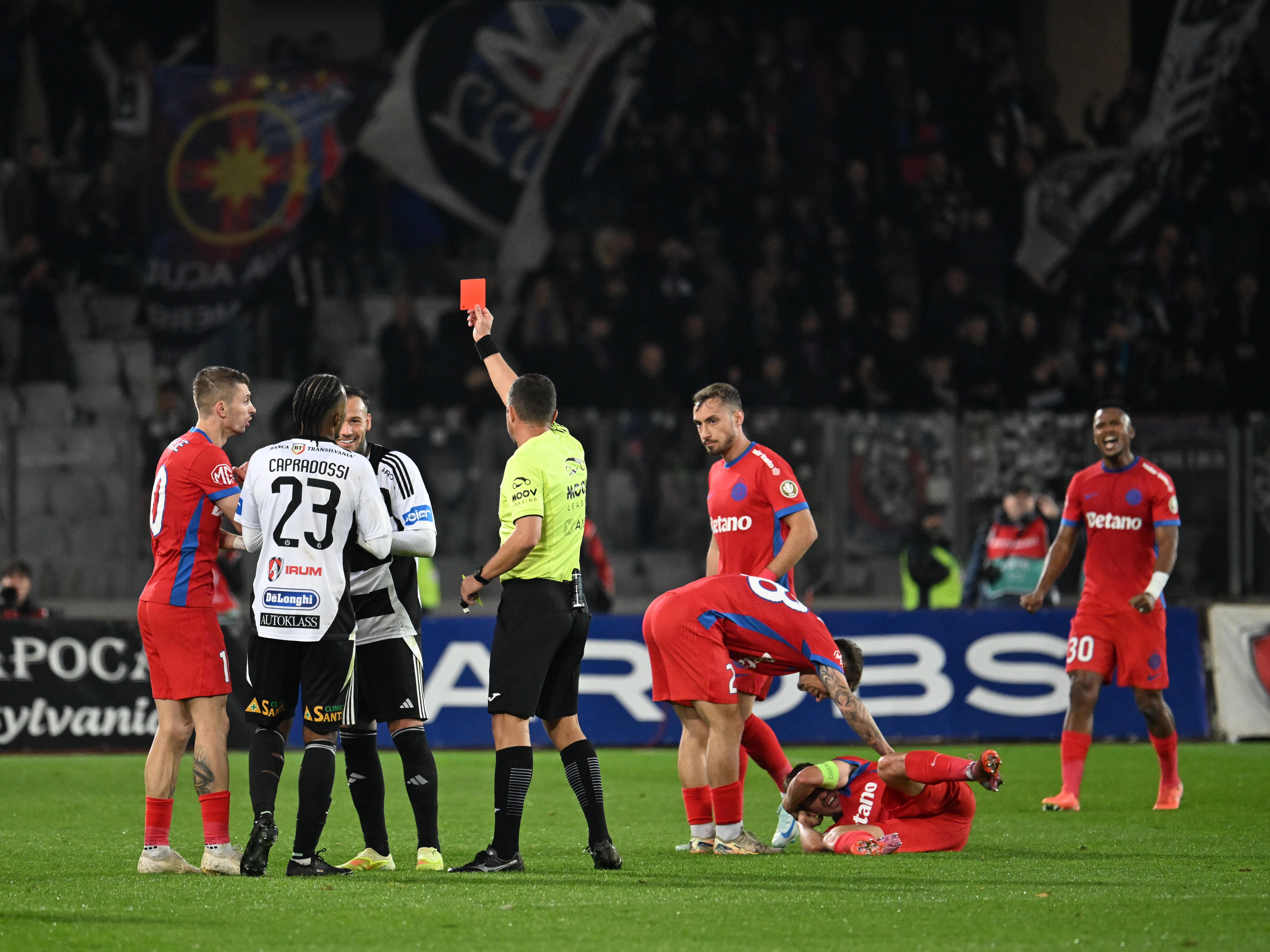 Universitatea Cluj a ieșit la atac după eșecul cu FCSB: "Arbitraj cu tentă! Acolo s-a jucat meciul"
