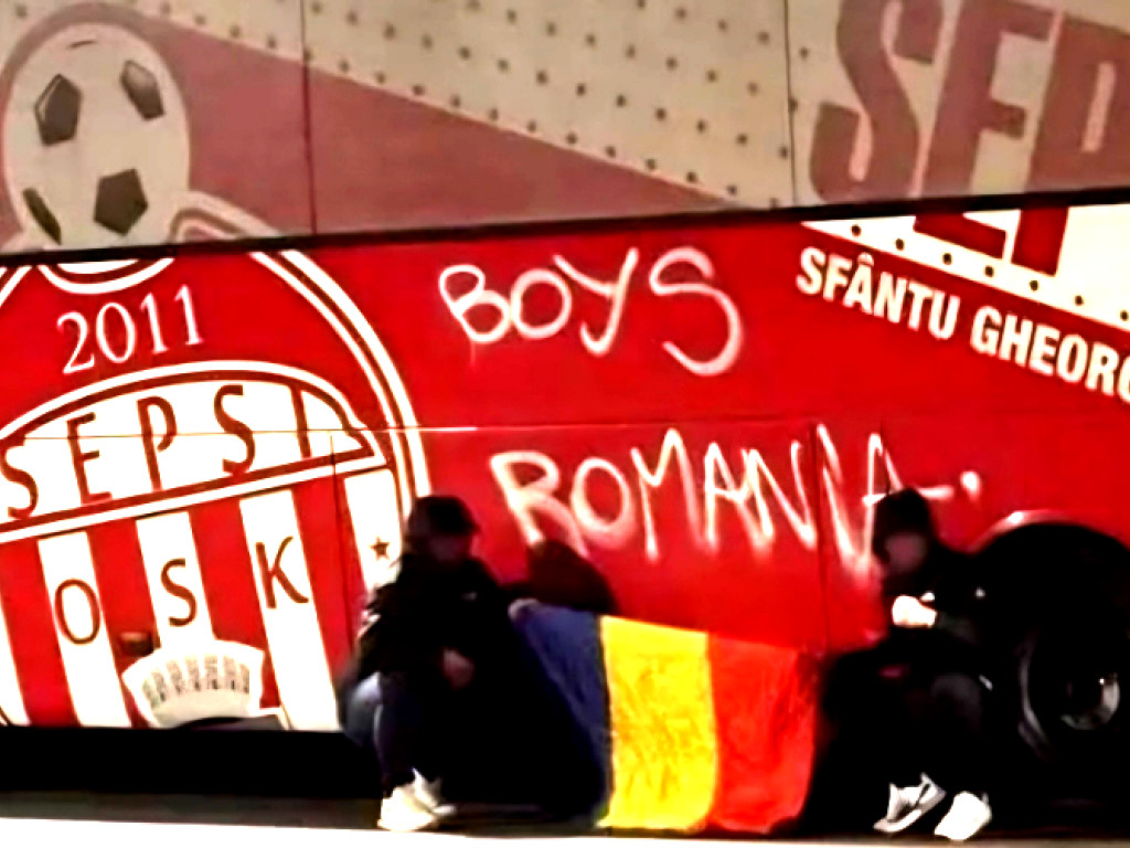 Scandal la Craiova: au scris "România" pe autocarul lui Sepsi și au postat totul pe internet! Reacția clubului