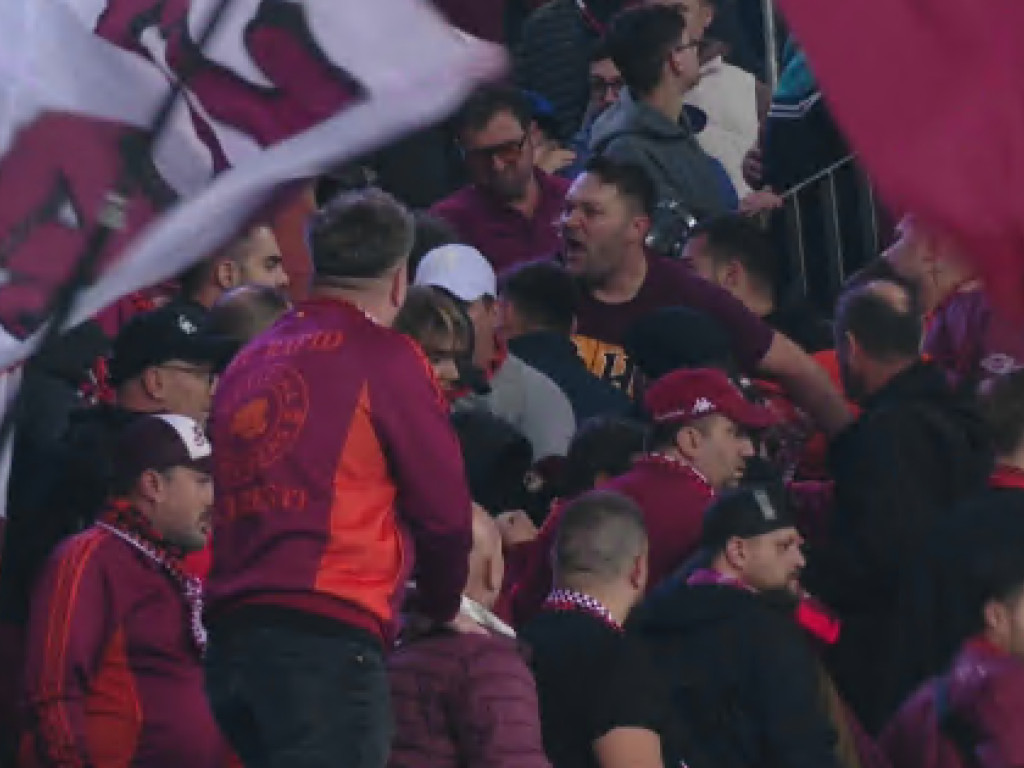 Scandal în peluza Rapidului la meciul cu Universitatea Craiova: Jandarmeria a intervenit imediat