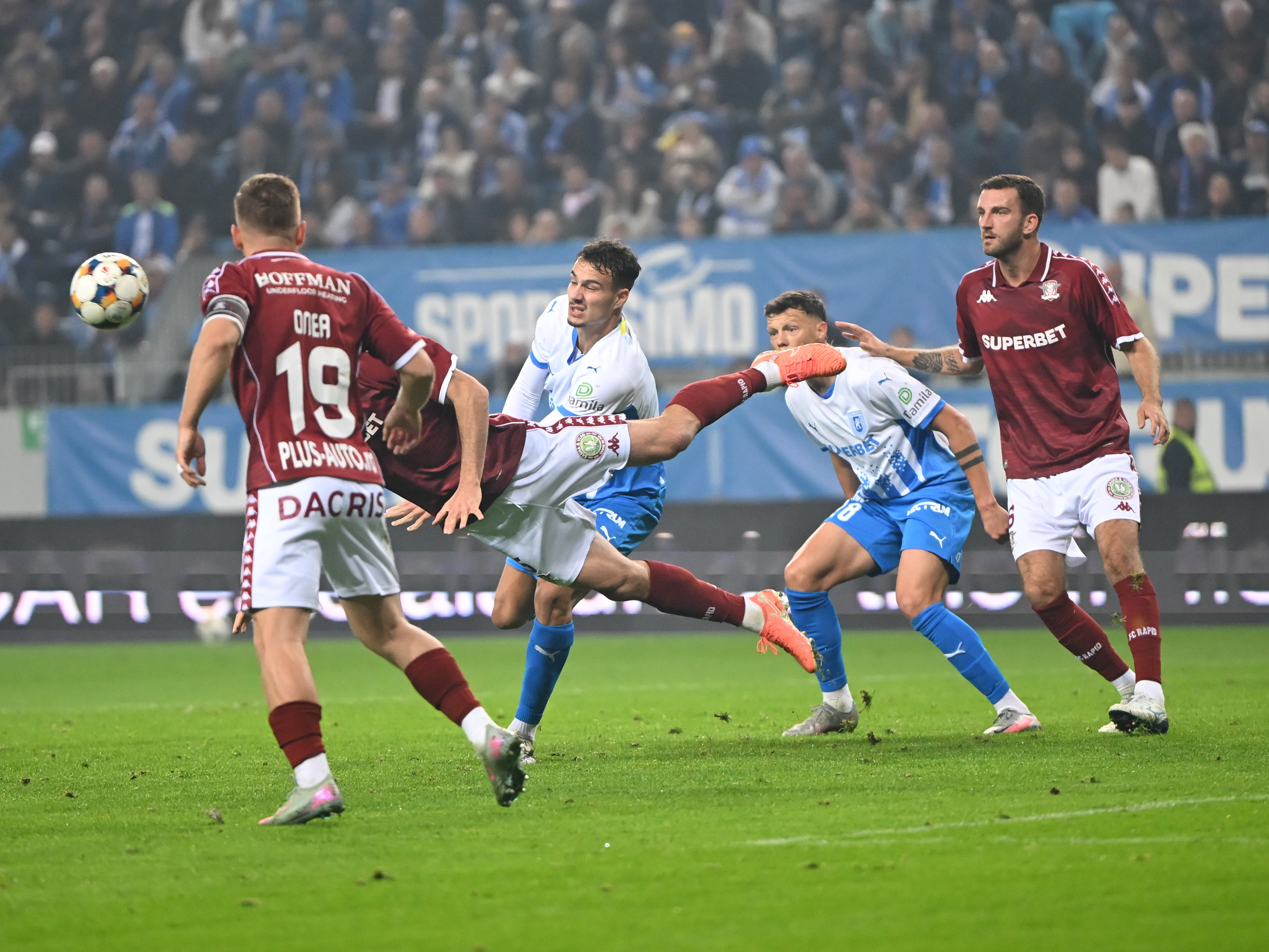 Universitatea Craiova - Rapid 2-2. Remiză spectaculoasă în Bănie: oltenii au egalat în minutul 90+10