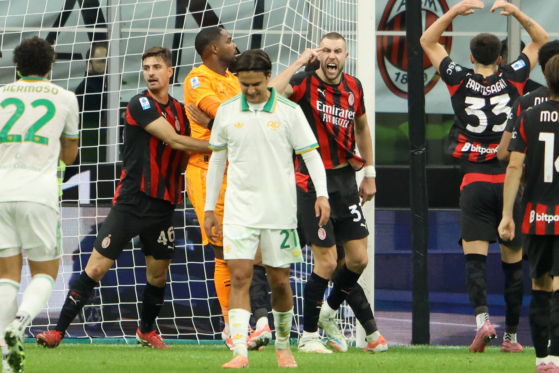 Imaginile cu Paulo Dybala după penalty-ul ratat în Milan - Roma fac înconjurul lumii