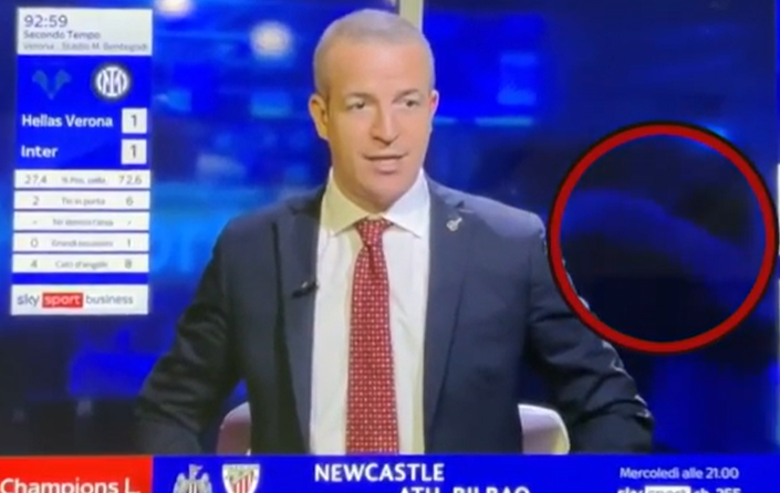 Dați afară imediat! Ce făceau doi jurnaliști în direct la TV, chiar în spatele prezentatorului