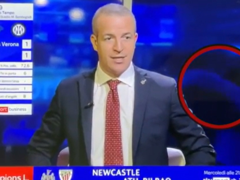 Dați afară imediat! Ce făceau doi jurnaliști în direct la TV, chiar în spatele prezentatorului