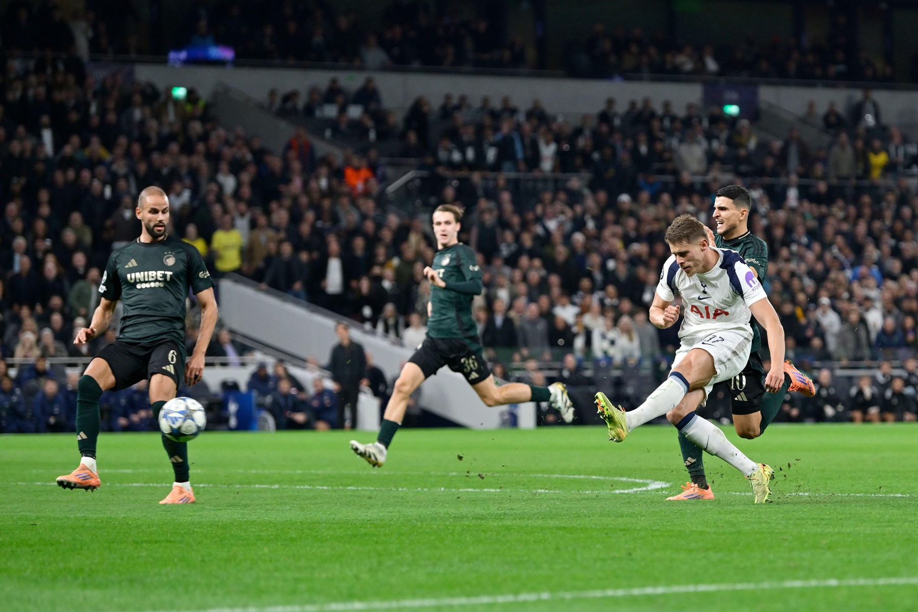 ”S-a transformat în Messi”. Antrenorul lui Drăgușin a rămas impresionat de ”golul sezonului” din UCL