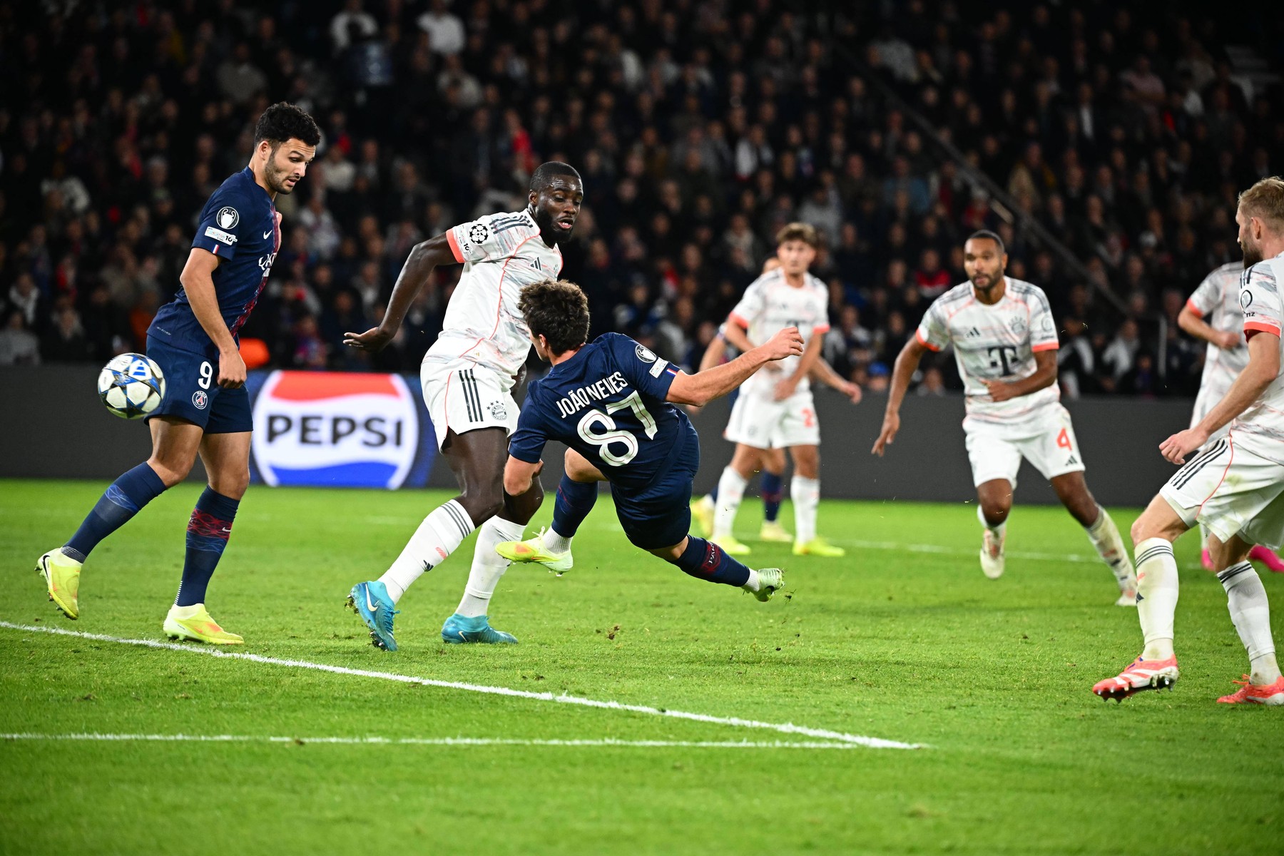 Imagine Stire UEFA a folosit un singur cuvânt pentru meciul PSG - Bayern 5-4 | 2review.ro