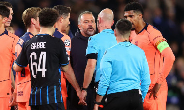 Brugge, Belgium, 5th November 2025. Barcelona players and Hansi Flick, manager of Barcelona show their frustration towards referee Anthony Taylor after during the Club Brugge vs FC Barcelona UEFA Champions League match at Jan Breydel Stadium, Brugge. Pict