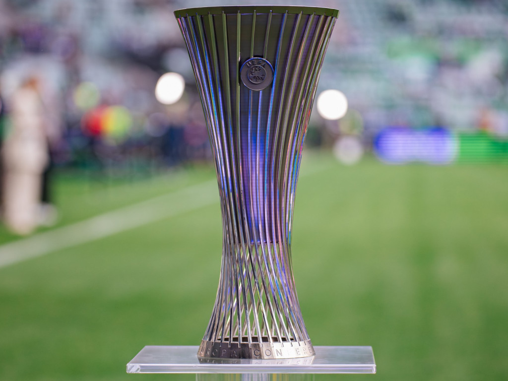 Mainz - Fiorentina, 19:45 / AEK Atena - Shamrock Rovers, 19:45 / Rayo Vallecano - Lech Poznan, 22:00. Programul complet