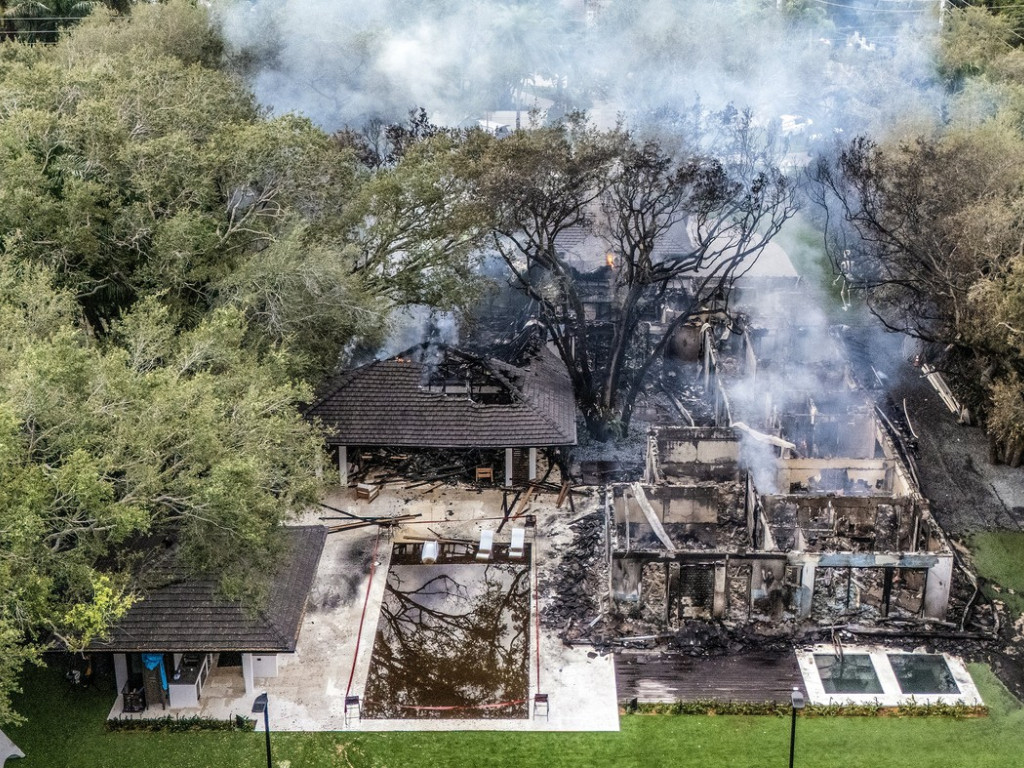 A ars toată! Casa celui care a semnat un contract de 104.000.000€, distrusă