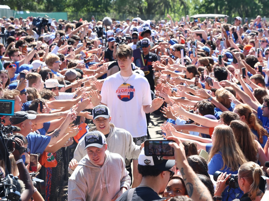 La o lună, avea peste 7 kg. La 8 ani, era mai înalt decât mama sa (1,83m). Acum are 19 ani, e URIAȘ și a scris istorie