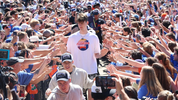 La o lună, avea peste 7 kg. La 8 ani, era mai înalt decât mama sa (1,83m). Acum are 19 ani, e URIAȘ și a scris istorie