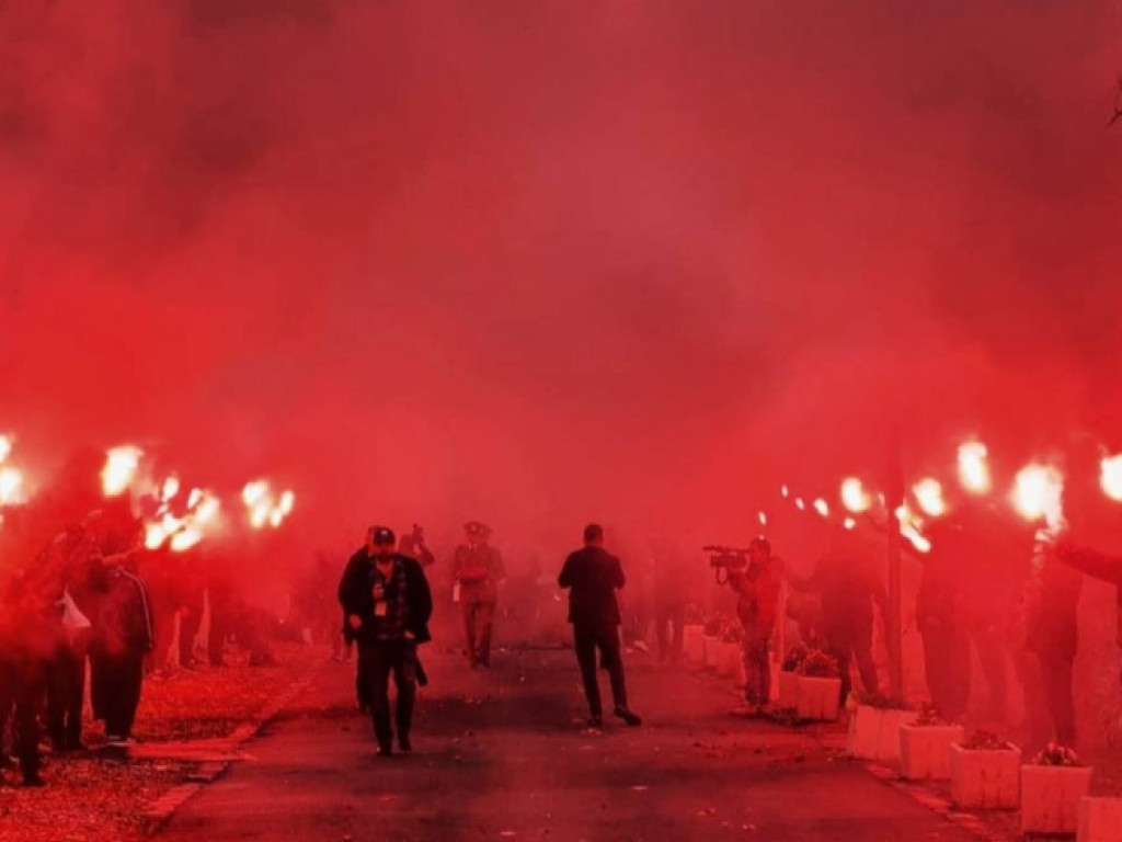 Moment impresionant la înmormântarea lui Emeric Ienei: suporterii l-au omagiat cu torțe roșii