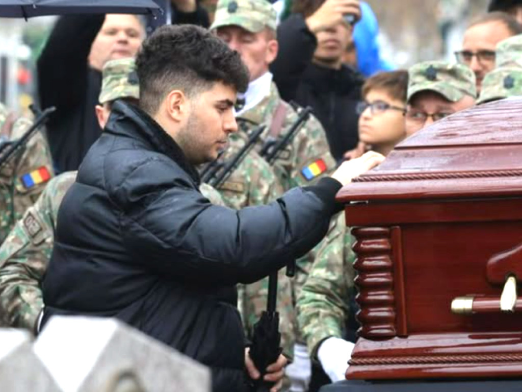 Ce moment! 500 de oameni au ascultat ce a spus Darius, nepotul lui Emeric Ienei, la sicriul antrenorului