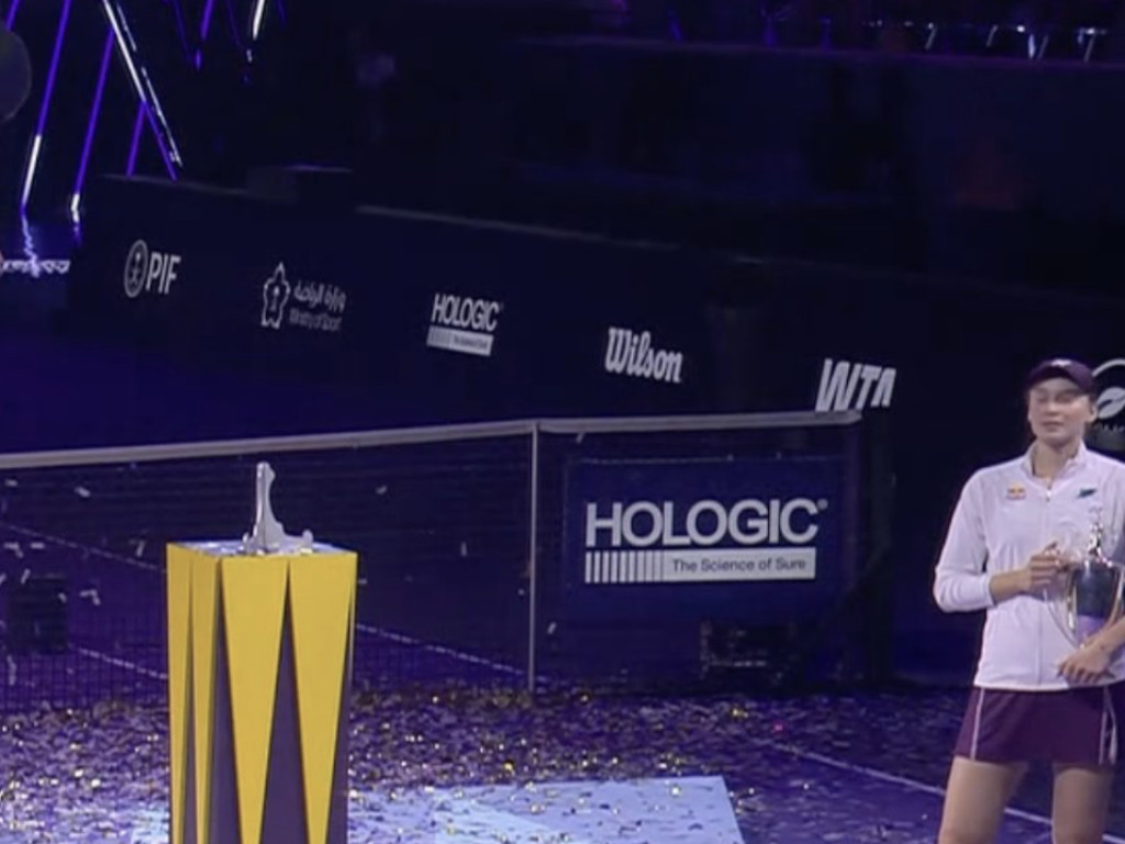 Nici n-a vrut să audă! Elena Rybakina a oferit imagini nemaivăzute, pe teren, după ce a câștigat Turneul Campioanelor