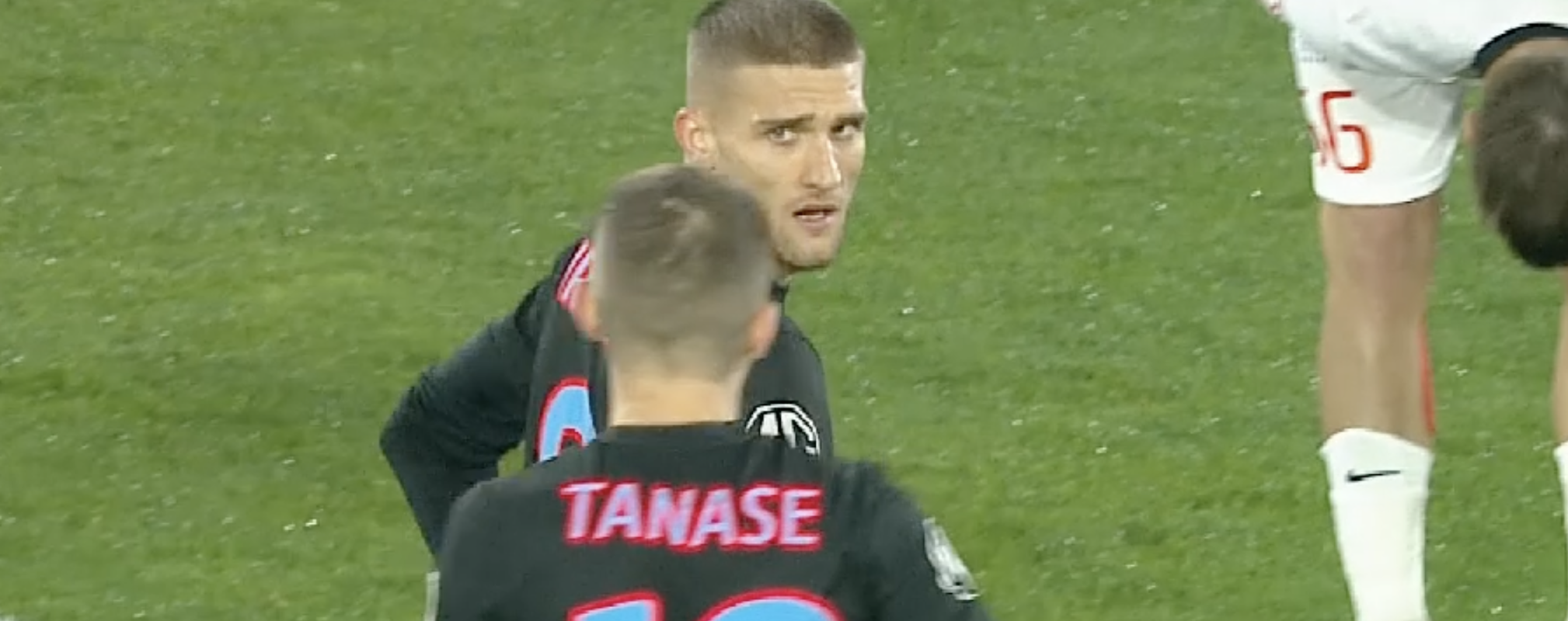 Florin Tănase s-a dus direct la Daniel Bîrligea și n-a scăpat nici el de furia atacantului!