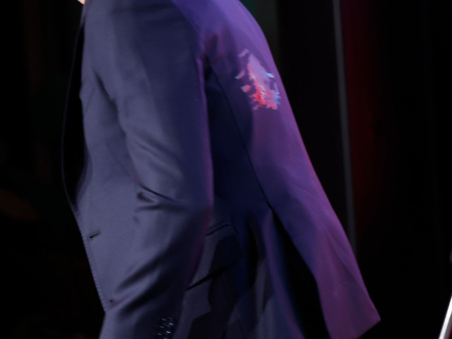 Imagini neverosimile: își lansa cartea, când a fost atacat cu ouă chiar de unchiul său! "Nerușinatule!"