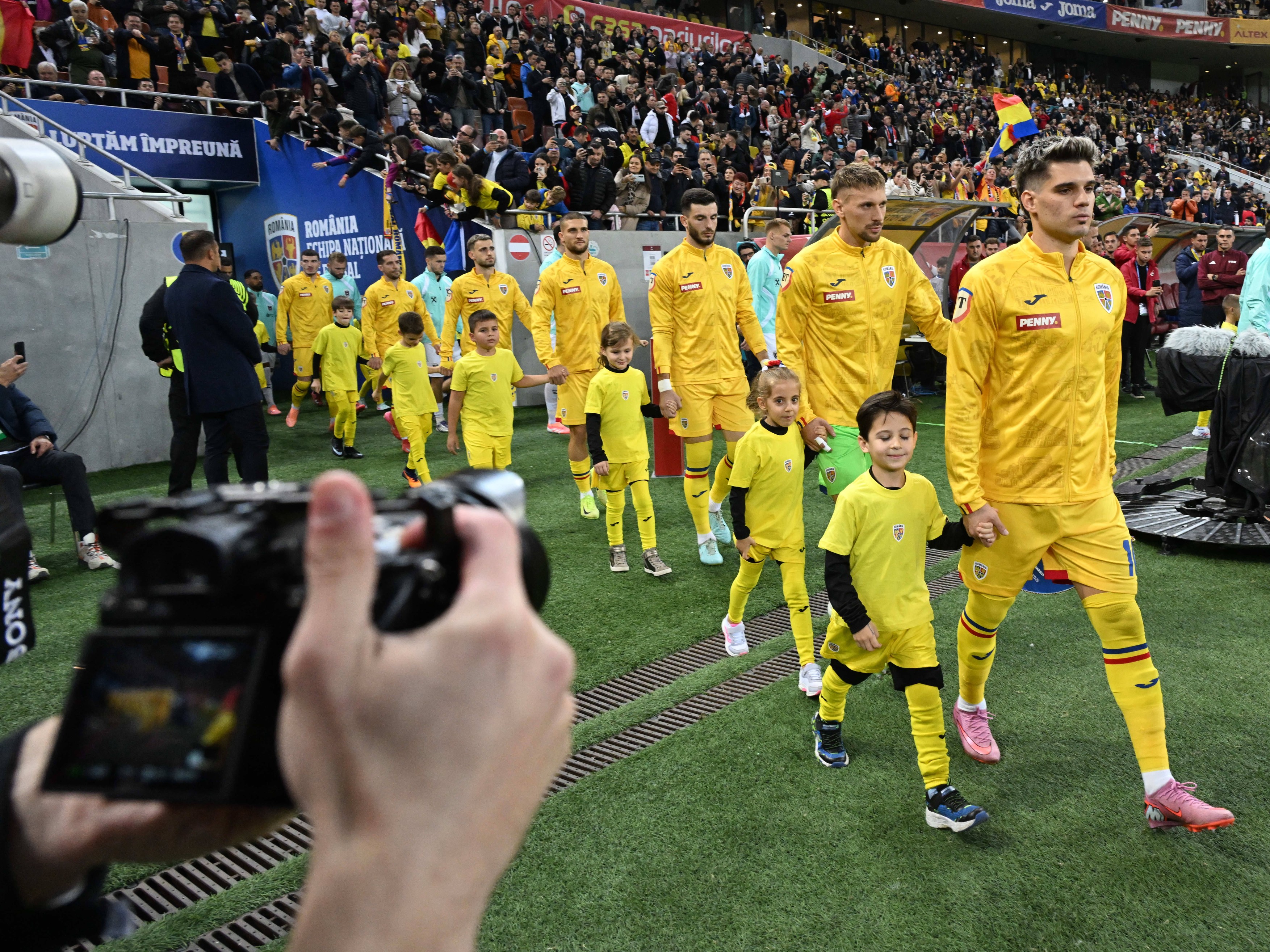 Surpriză în primul 11! Mircea Lucescu a ales echipa pentru meciul României cu Bosnia