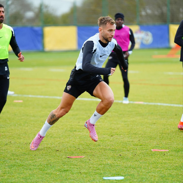 Photo for the article Denis Drăguș, OUT după 10 meciuri și ZERO goluri! E tot mai aproape de transfer