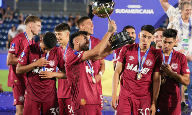 Paraguay.Asuncion 22th Nov 2025: Players of Lanus celebrating the victory after the final match of Conmebol Sudamericana at Defensores del Chaco Stadium (Credit: Néstor J. Beremblum/Alamy Live News)
