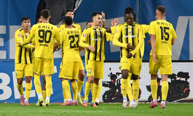 Bucurie a fotbalistilor dinamovisti Alexandru Musi, Stipe Perica, Raul Oprut, Mamoudou Karamoko si Kennedy Boateng, în Universitatea Craiova - Dinamo / Foto: Sport Pictures