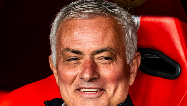 Lovitură de teatru: îi pun contractul pe masă lui Jose Mourinho!