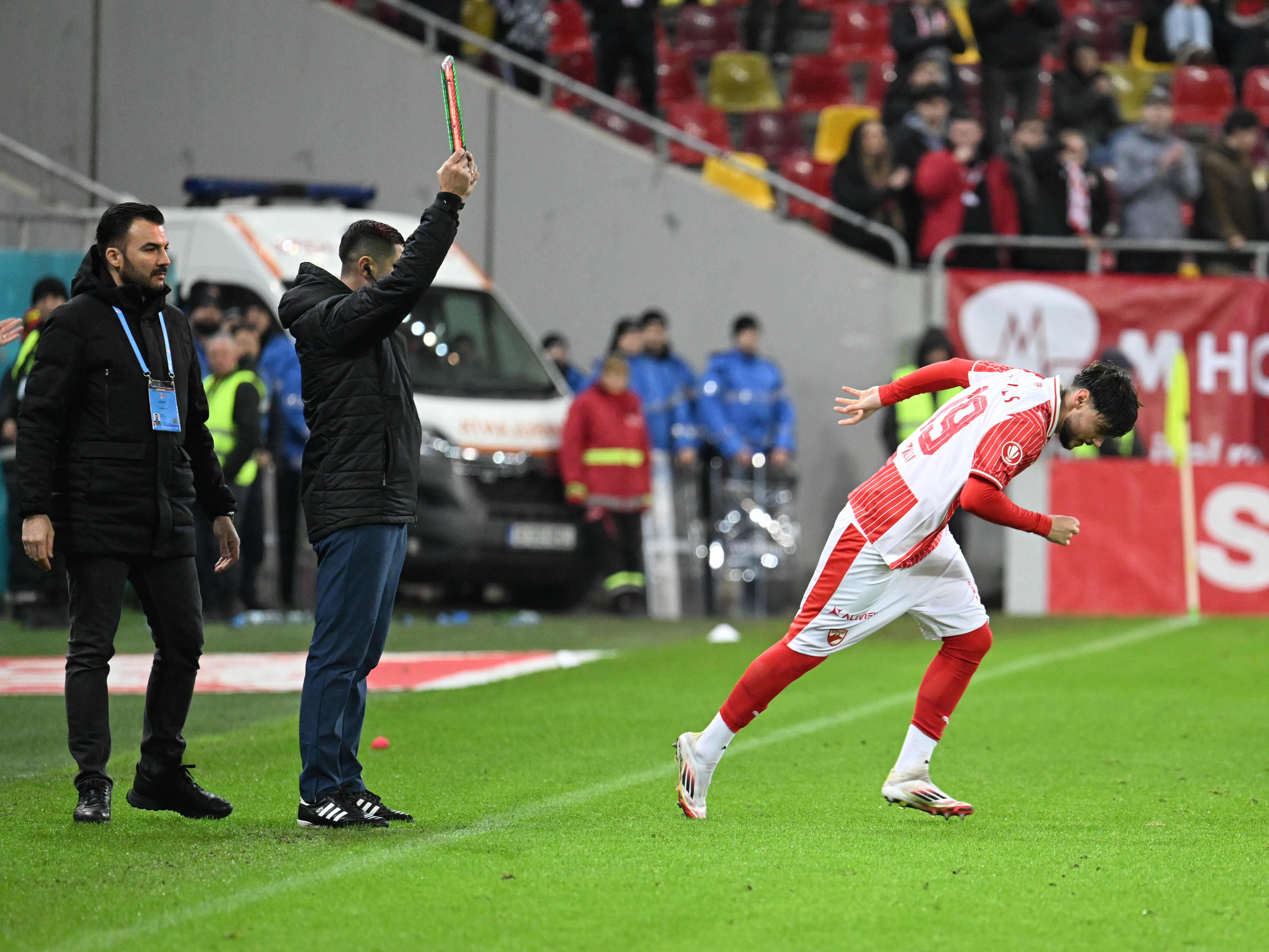 Imagine Stire Andrei Nicolescu a anunțat de ce nu mai joacă Mazilu, dar și ce viitor are la Dinamo | 2review.ro