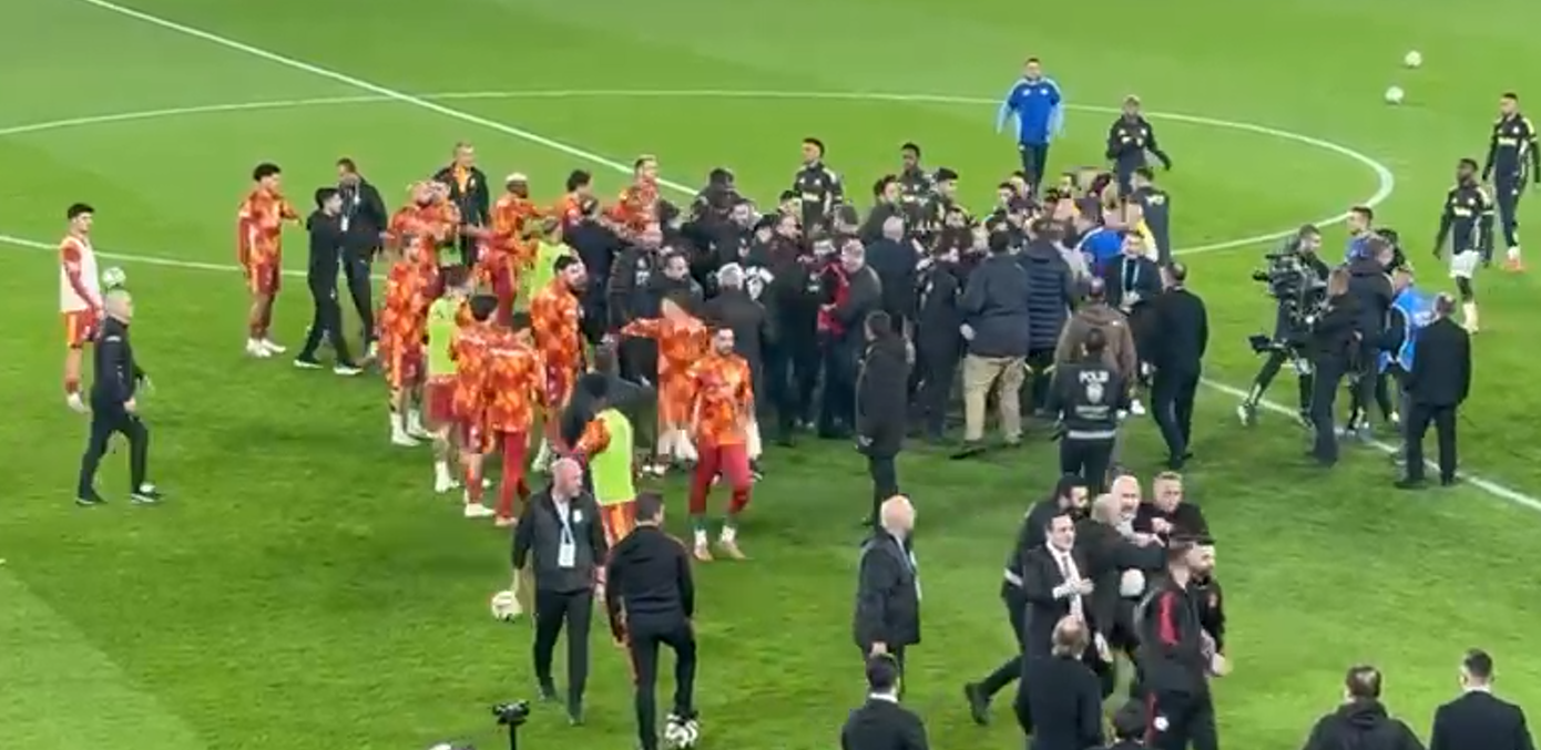 S-au luat la bătaie, chiar de la încălzire! Conflict înainte de Fenerbahce-Galatasaray, chiar sub ochii lui Lucescu