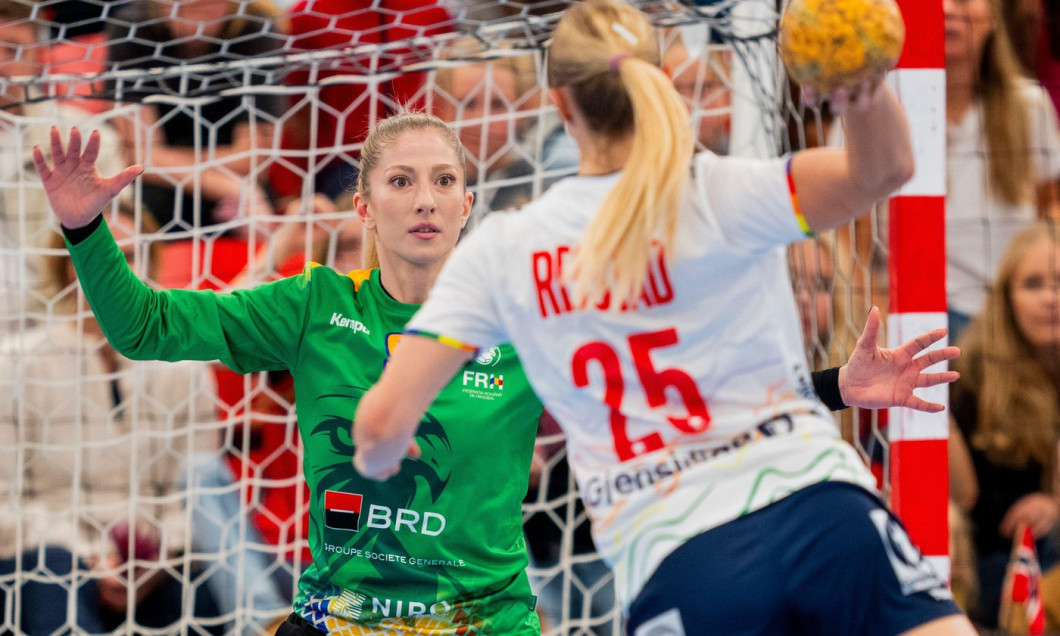 Larvik 20251015. Norway's Henny Ella Reistad scores on Romania's goalkeeper Elena Serban during the handball match in the EHF EURO Cup between Norway and Romania in Jotron Arena. Photo taken on behalf of the Norwegian Handball Association Photo: Fredrik V