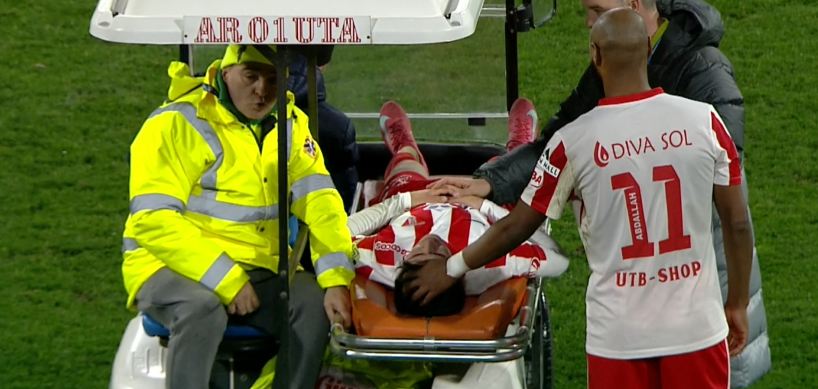 Accidentare horror în UTA - FCSB! Abia intrat pe teren, a fost scos pe targă în lacrimi