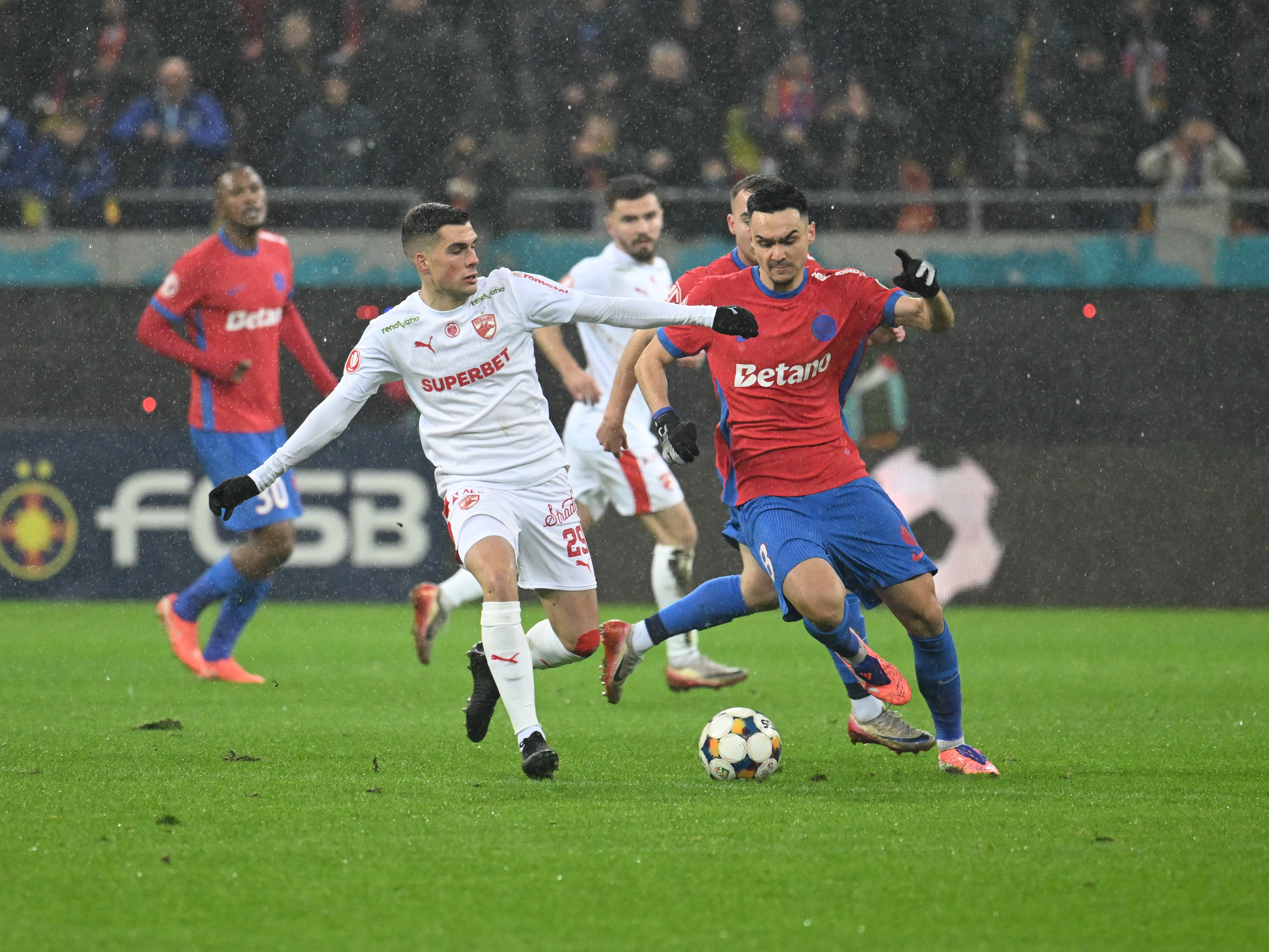 FCSB - Dinamo 0-0. Remiză ”albă” pe Arena Națională. Campioana rămâne departe de play-off