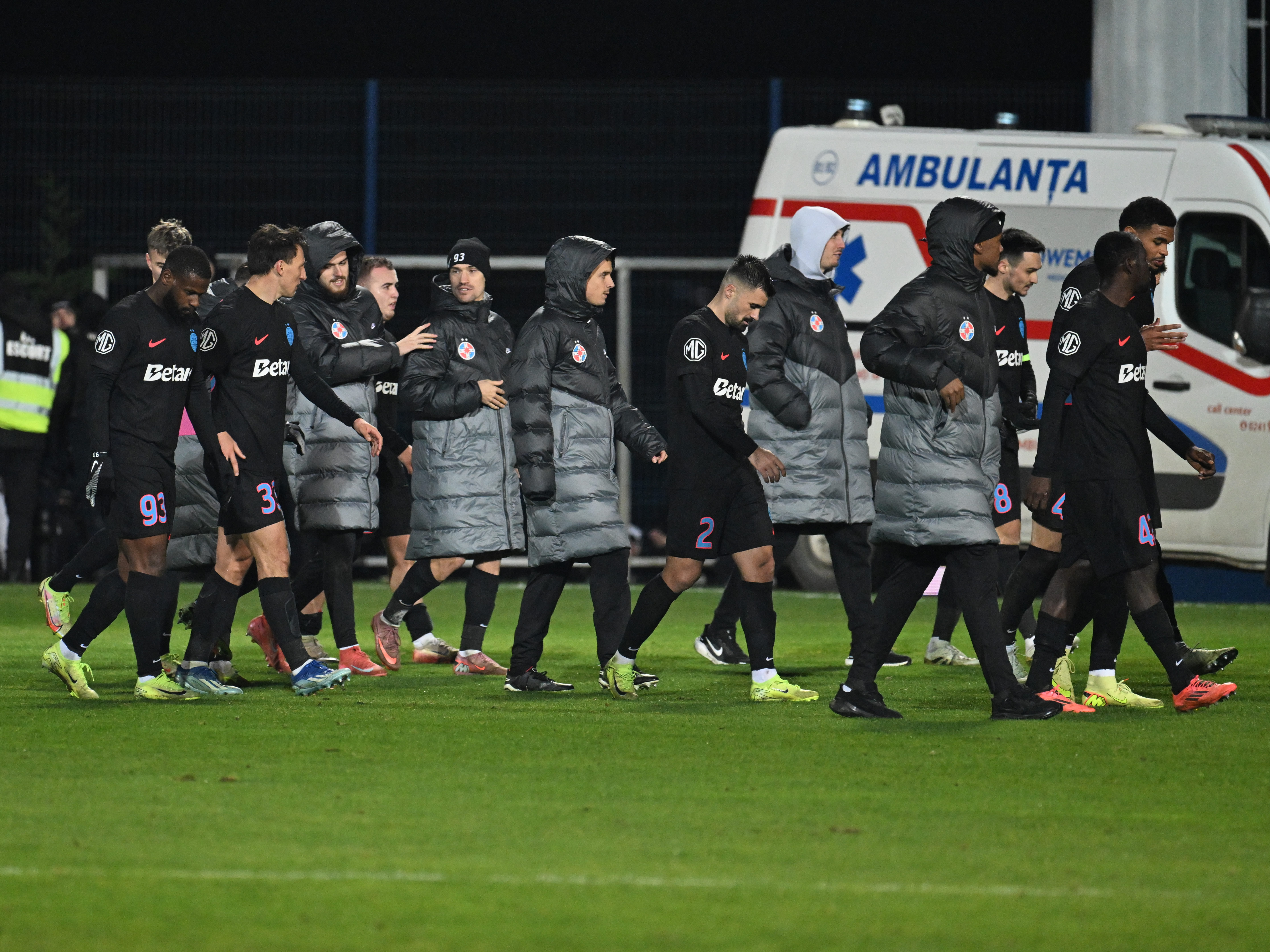 Pleacă din România! FCSB rămâne fără trei jucători, imediat după meciul cu Feyenoord