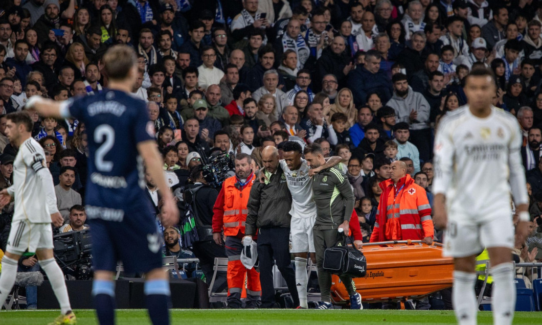 Eder Militao, of Real Madrid, leaves the field injured during the EA SPORTS La Liga 2025-2026 match between Real Madrid and Celta Vigo, played at the Santiago Bernabéu Stadium. Final score: Real Madrid 0-2 Celta Vigo.