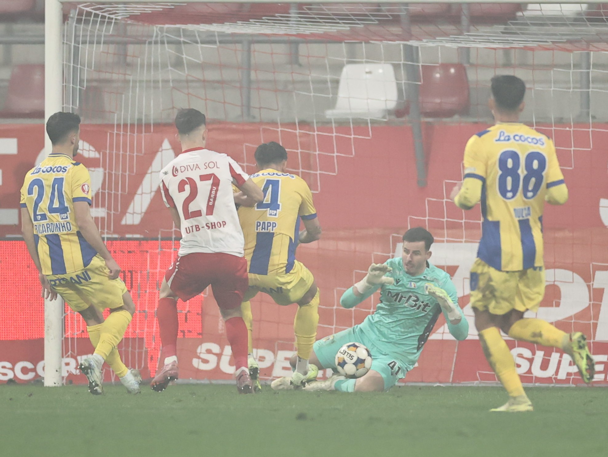 UTA - Petrolul 1-0! Arădenii, victorie dramatică după un gol din lovitură liberă în minutul 90+6