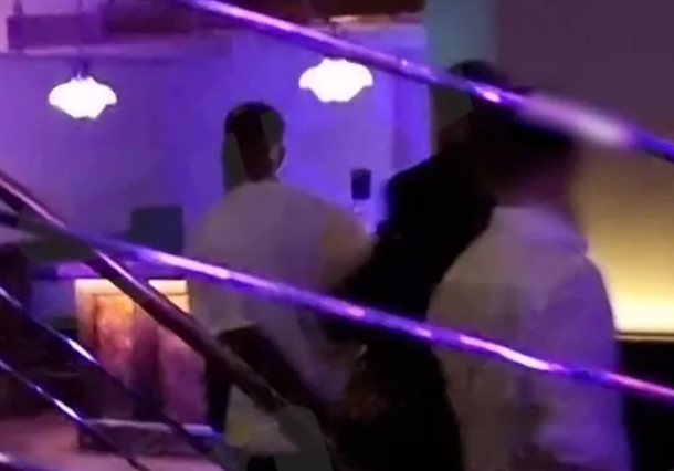 Scandal: scos afară cu cătușele din club după ce i-a dat un cap în gură unui fan!