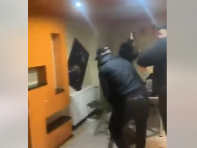 Fanii lui Feyenoord distrug un apartament din București