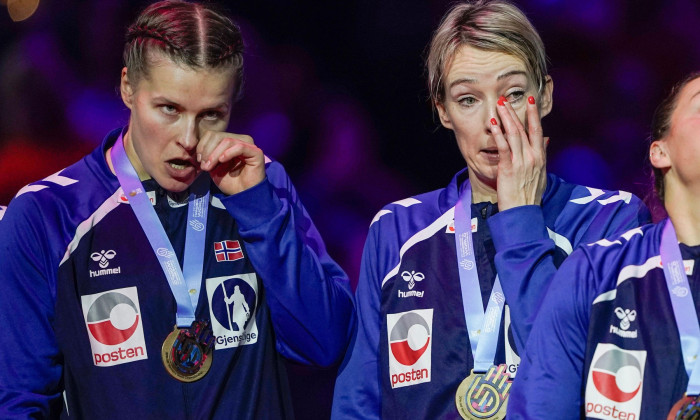 Rotterdam, Netherlands 20251214. F.L.: Maren Aardahl and Katrine Lunde with their gold medals after the final of the Women's Handball World Championship between Germany and Norway in Ahoy Arena. Photo: Beate Oma Dahle / NTB This text is auto translated