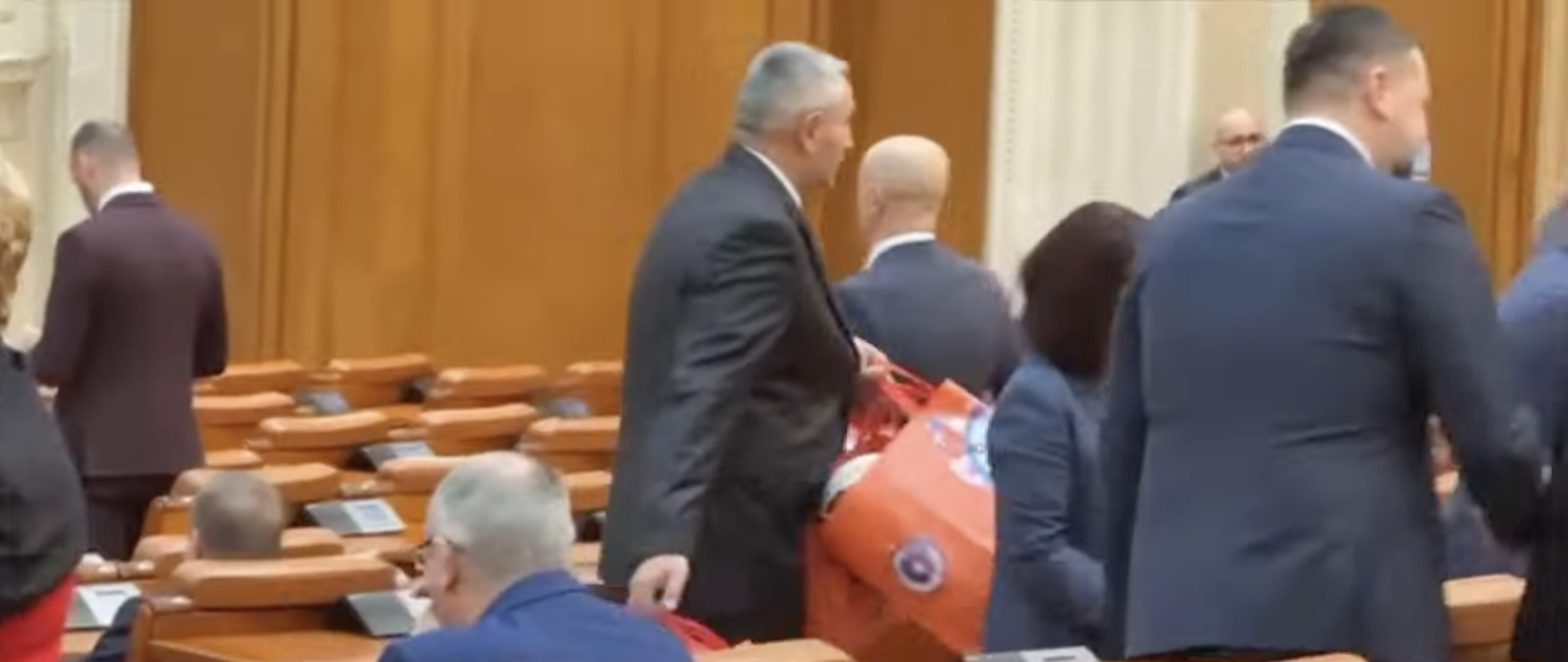 Neverosimil: imagini cum rar se văd, în Parlament înaintea moțiunii de cenzură împotriva Guvernului Bolojan