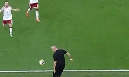 Ca-n vremurile bune! Cosmin Olăroiu a făcut o "rabona" perfectă, iar fanii au început să aplaude