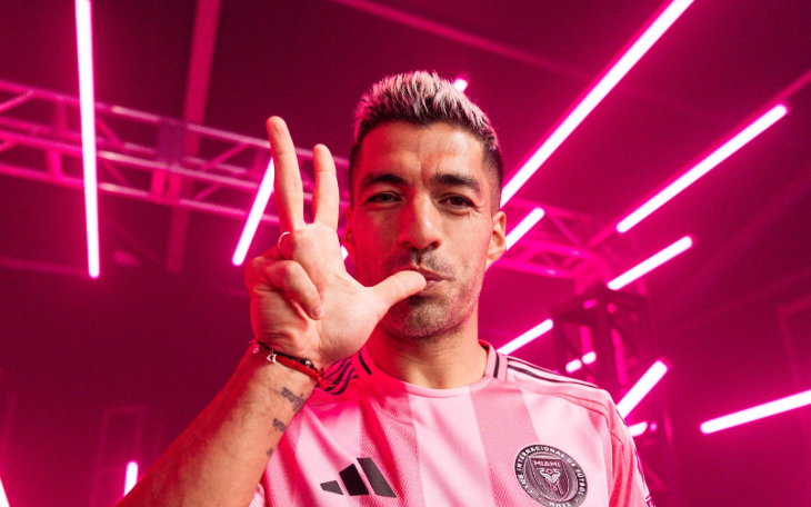Luis Suarez a semnat