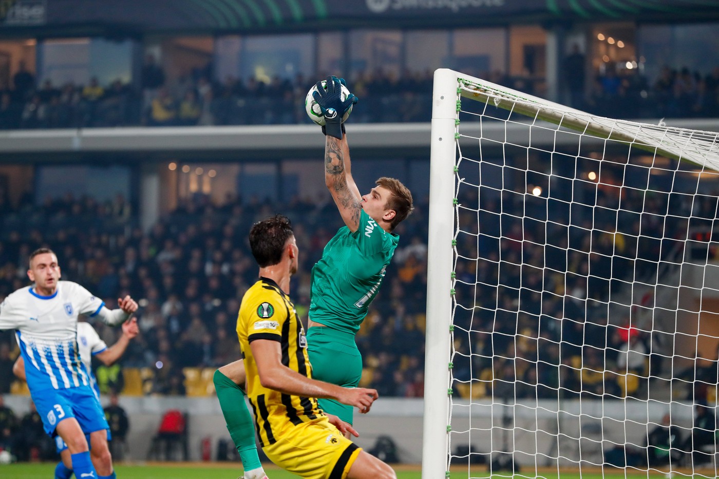 AEK Atena - Universitatea Craiova 3-2. ELIMINARE! Grecii au făcut ”remontada” în prelungiri