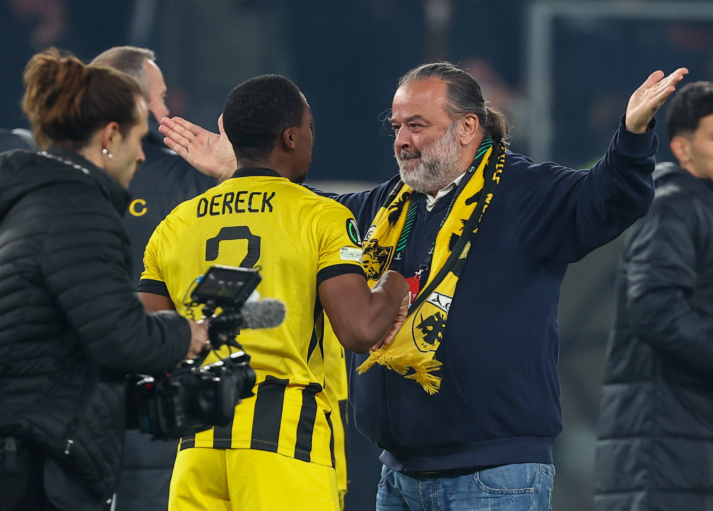 Patronul de la AEK nu s-a mai stăpânit, după meciul de la Atena cu Universitatea Craiova. Ce a făcut la vestiare
