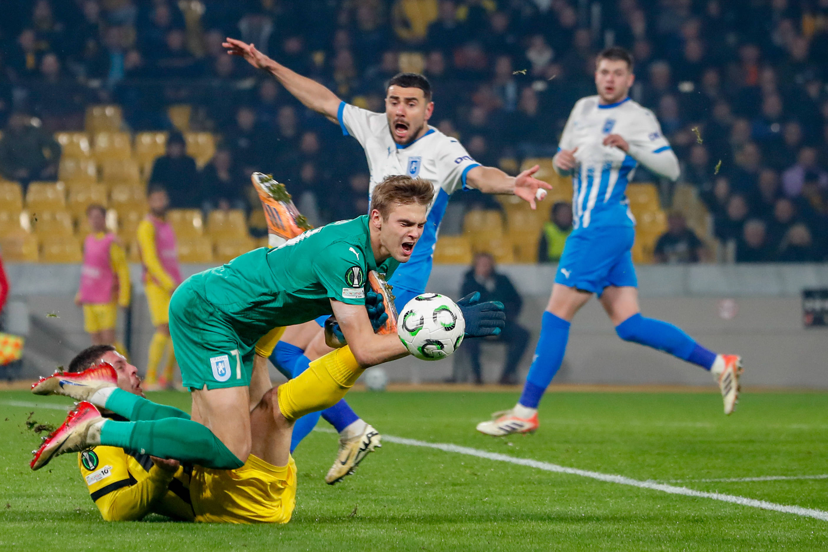 UEFA a reacționat, după "thriller-ul" AEK Atena - Universitatea Craiova 3-2! Oltenii, OUT din Europa