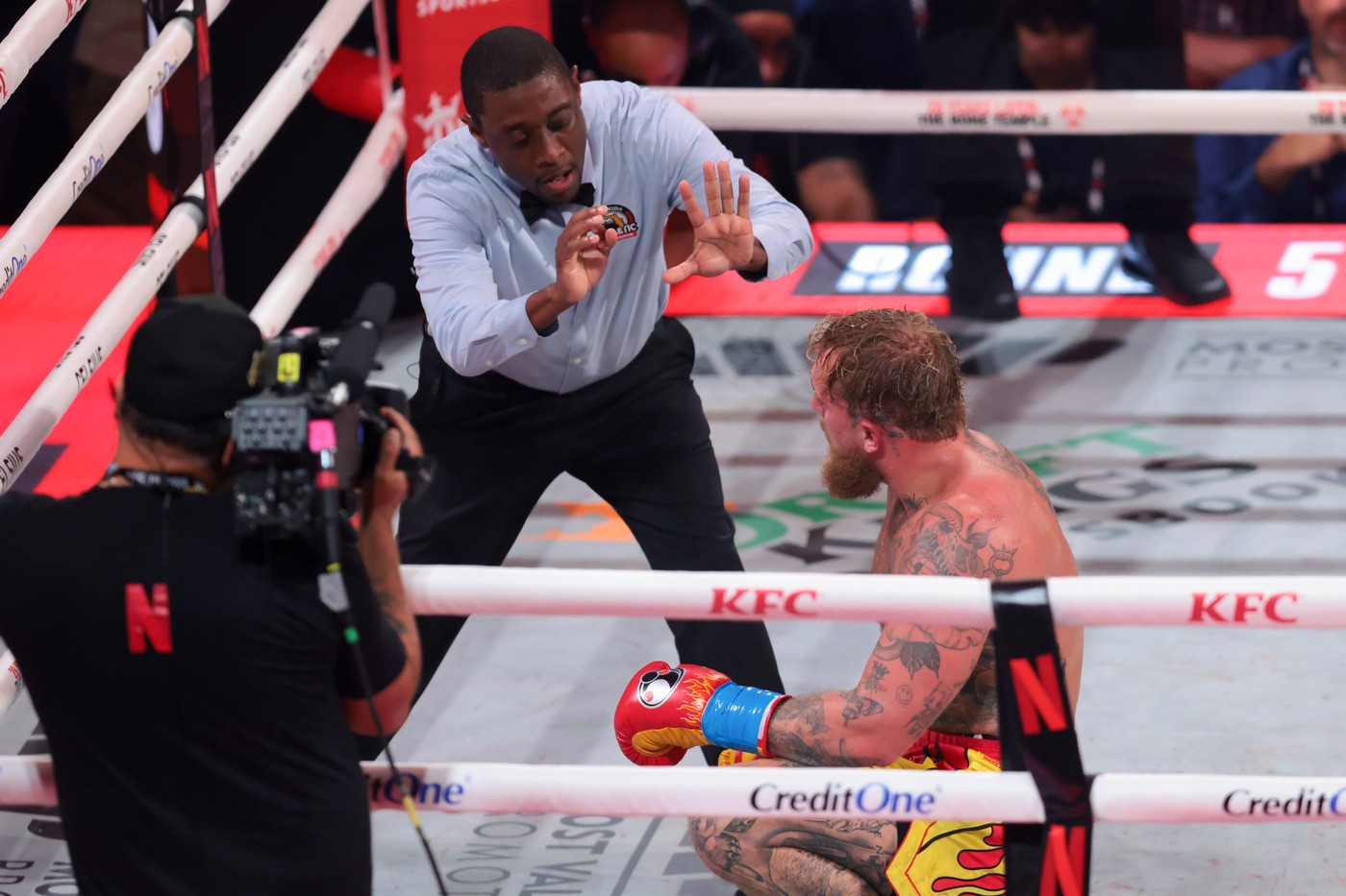"Fanii nu au plătit să vadă mizeria asta!" Moment jenant în meciul Anthony Joshua - Jake Paul